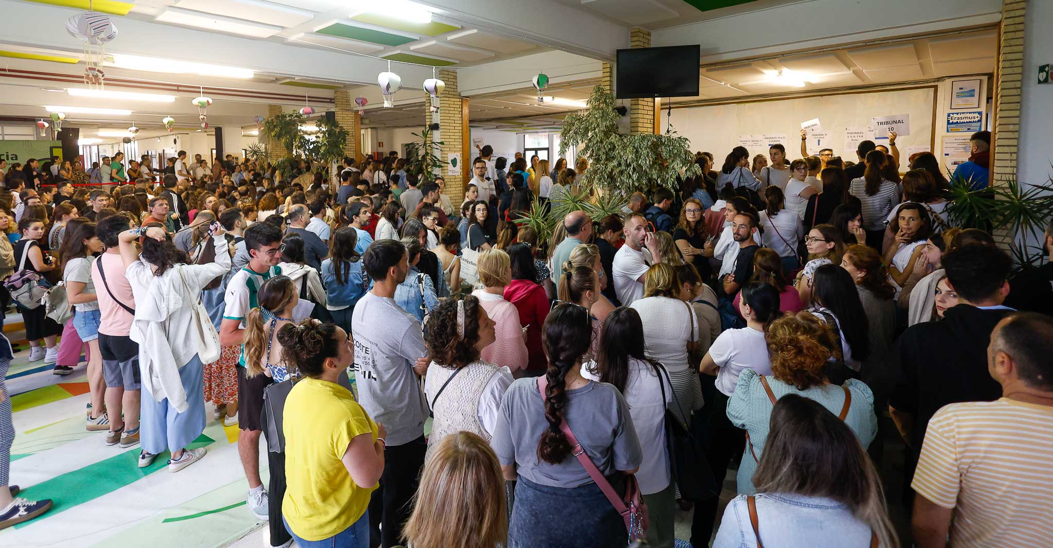 Opositores preparándose para entrar a la primera parte de la prueba.