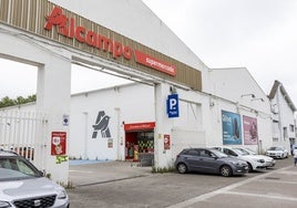 Alcampo ubicado en la avenida Herrera Oria de Santander, que cambiará de modelo.
