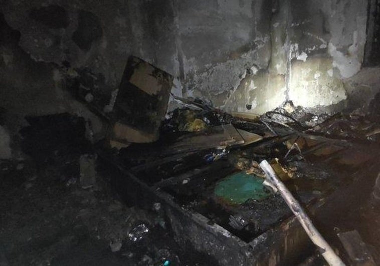 Estado en que quedó una de las estancias del piso quemado.