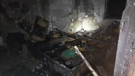 Un piso muy dañado y un bombero con quemaduras en la mano, saldo de un incendio en Matamorosa