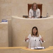 Buruaga, en la tribuna, junto a la presidenta del Parlamento.