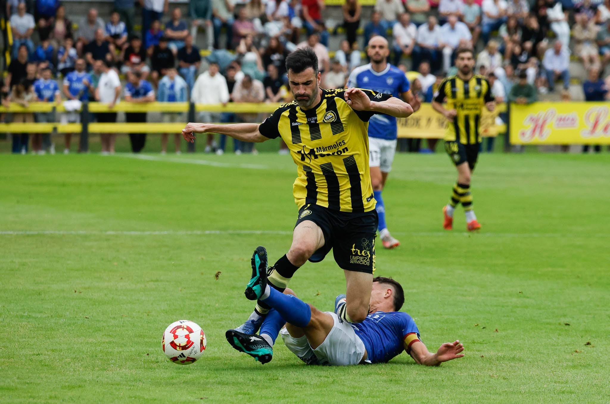 Carlos Cagigas, a punto de ser derribado por un jugador del Socuéllamos