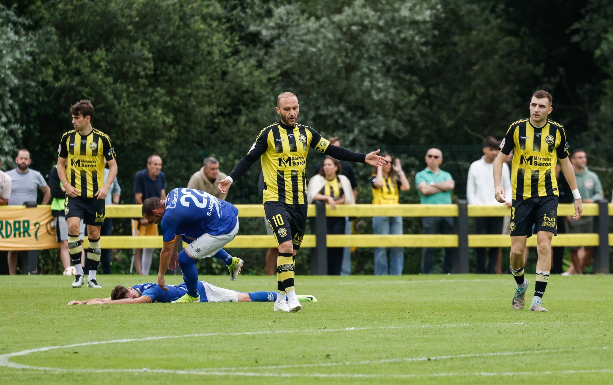 Marcos Sáez, en el centro, se queja mientras un jugador del equipo rival permanece en el suelo