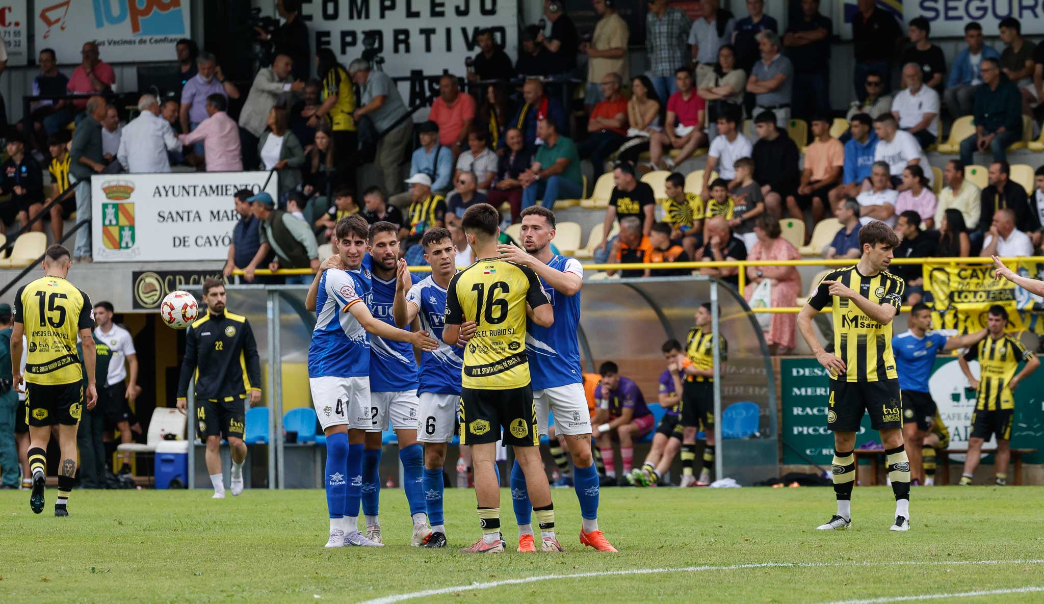 Los jugadores del Socuéllamos saludan a los del Cayón tras la victoria