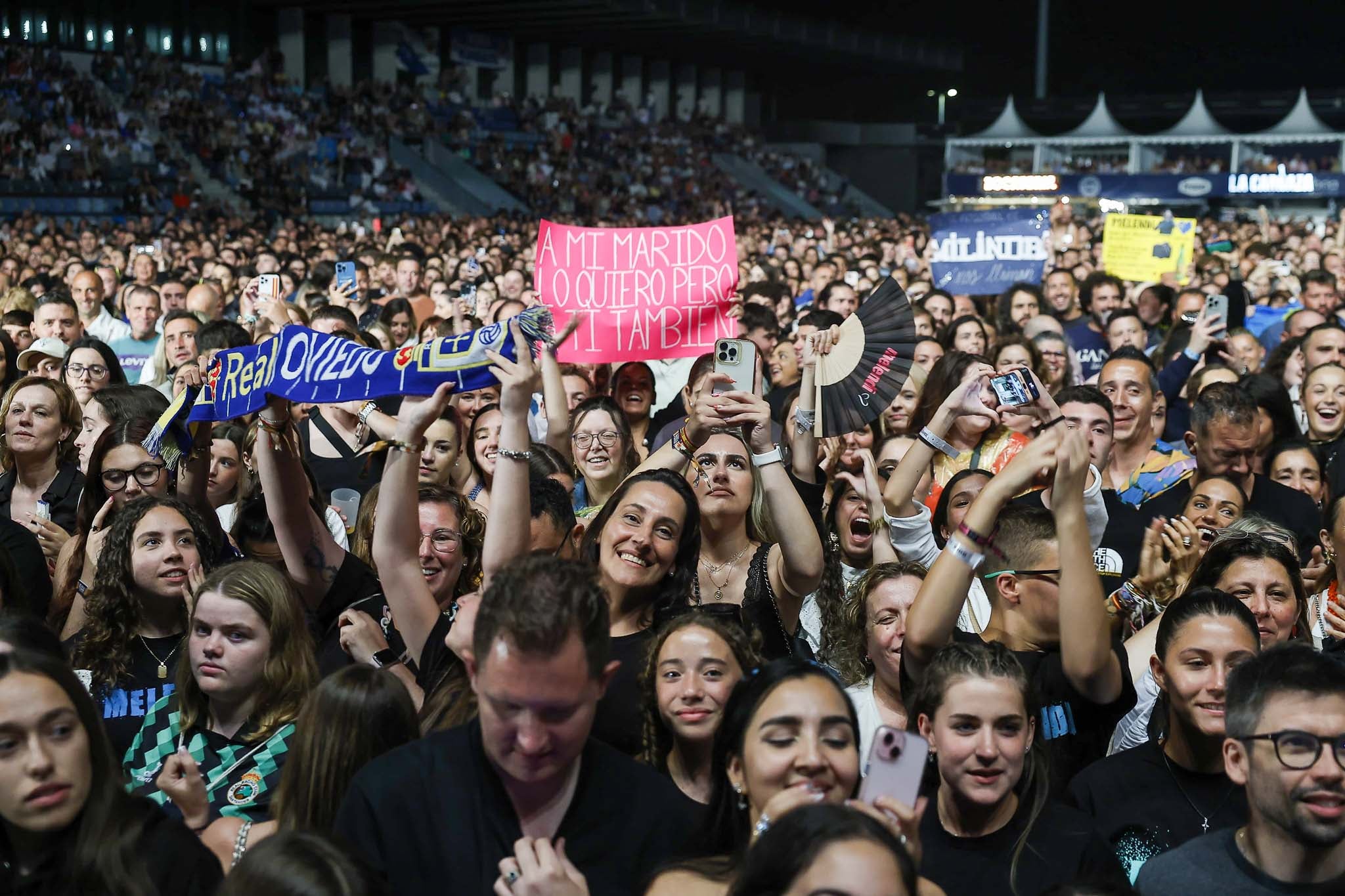 Unas fans con la bufanda del Oviedo, el equipo de Melendi
