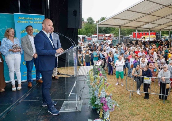 El entrenador del Racing, José Alberto López, recogiendo el reconocimiento como persona ilustre del XIV Encuentro asturcántabro.