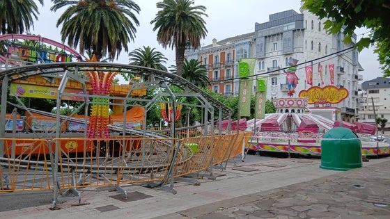 La atracción en la que se produjeron los hechos (a la derecha), todavía clausurada, este domingo por la mañana.