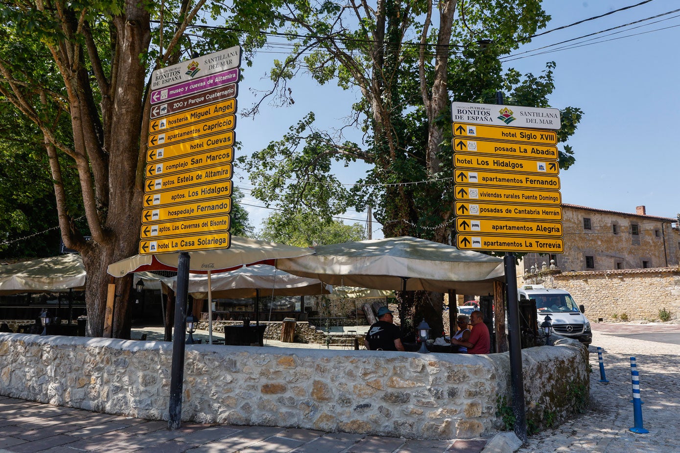 Carteles informativos junto a una terraza de la zona del Campo Revolgo, cerca del aparcamiento de la Plaza del Rey.