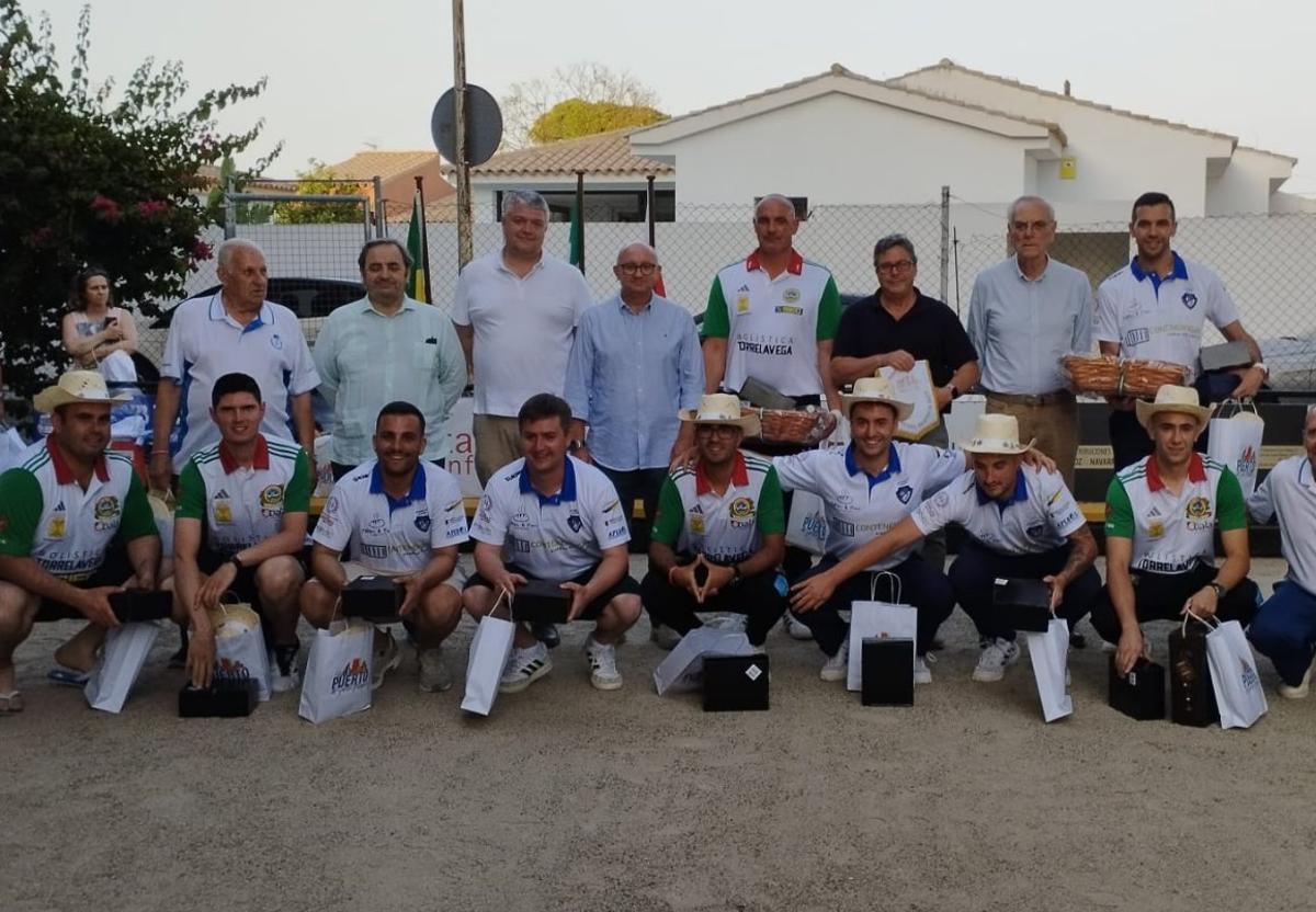 Jugadores, organizadores y autoridades en la entrega de premios del concurso de bolos en El Puerto.