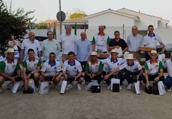 Jugadores, organizadores y autoridades en la entrega de premios del concurso de bolos en El Puerto.