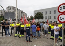 Trabajadores de la empresa de ambulancias Diavida, durante la concentración.