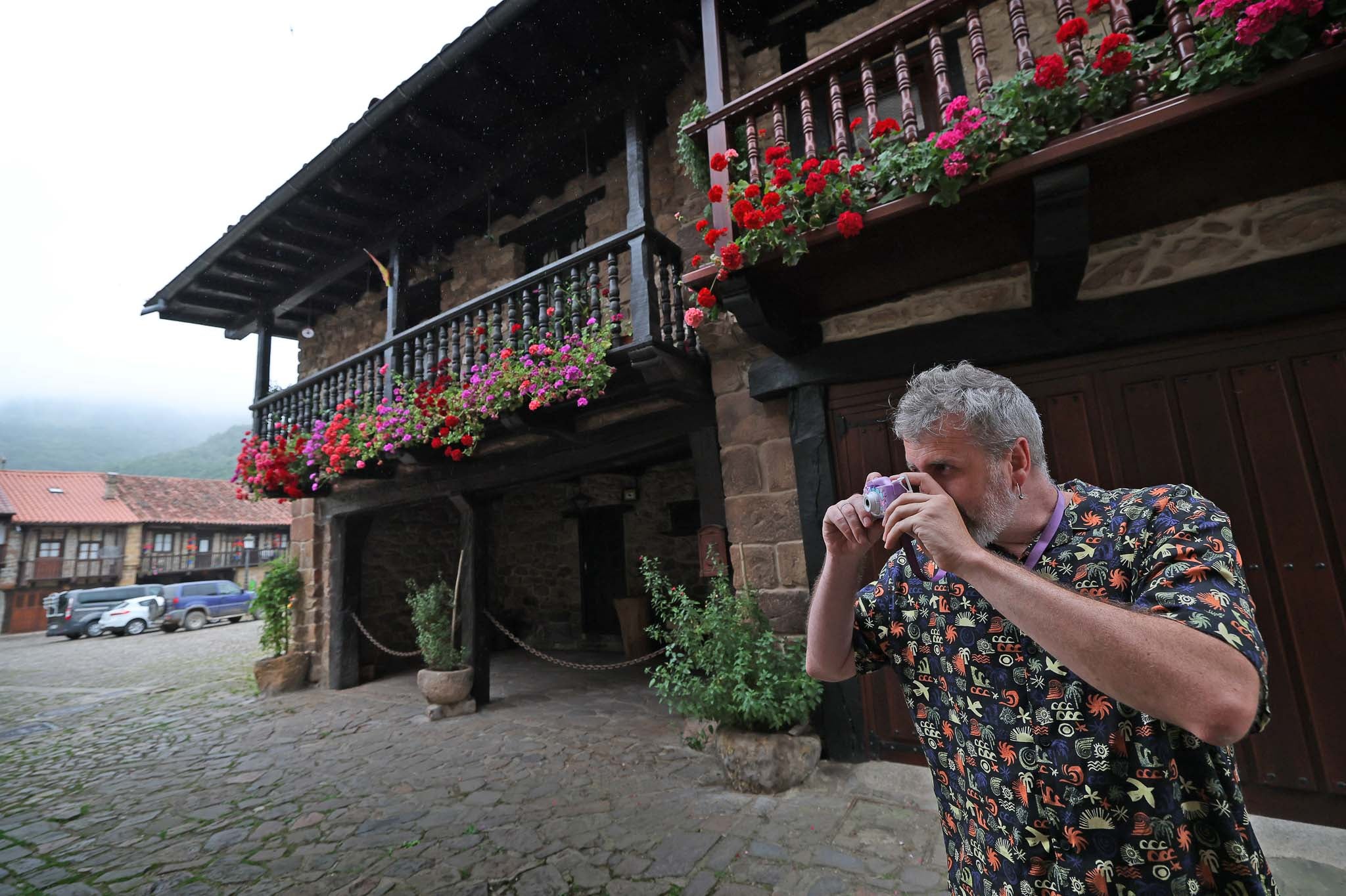 Fotografías para el recuerdo por las calles de Bárcena Mayor.