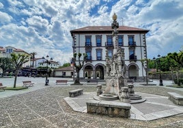Plaza de la Fuente Tres Caños frente al edificio consistorial de Comillas.