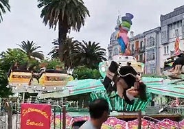 La imagen en la que una joven queda atrapada en la atracción.