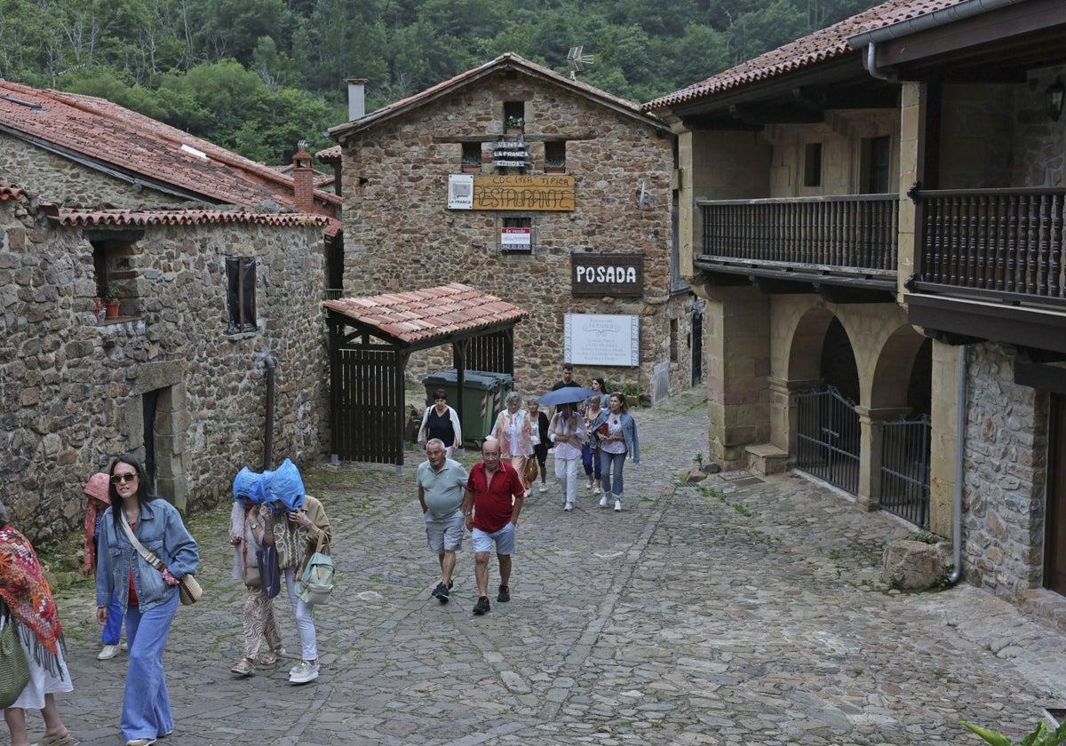 Visitantes por las calles empedradas del pueblo.