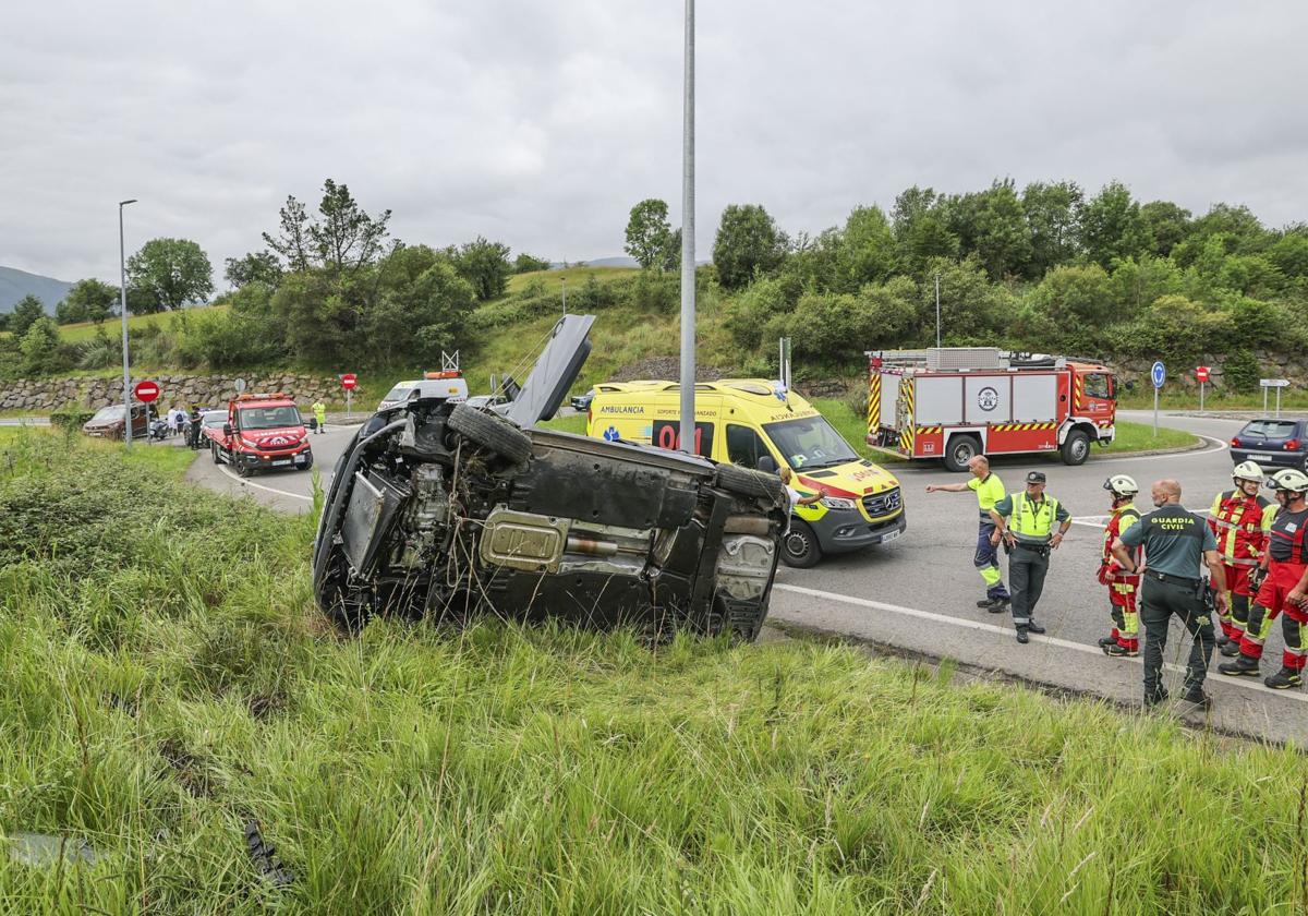 Herida tras volcar su coche en la rotonda a la entrada de Cabezón de la Sal