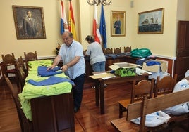 Preparativos en el salón de plenos de Suances para la entrega de camisetas.