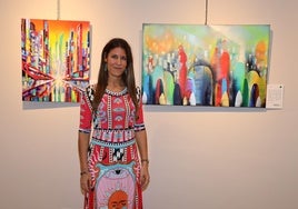 La artista junto a dos de las obras que muestra en la Casa de Cultura de Potes