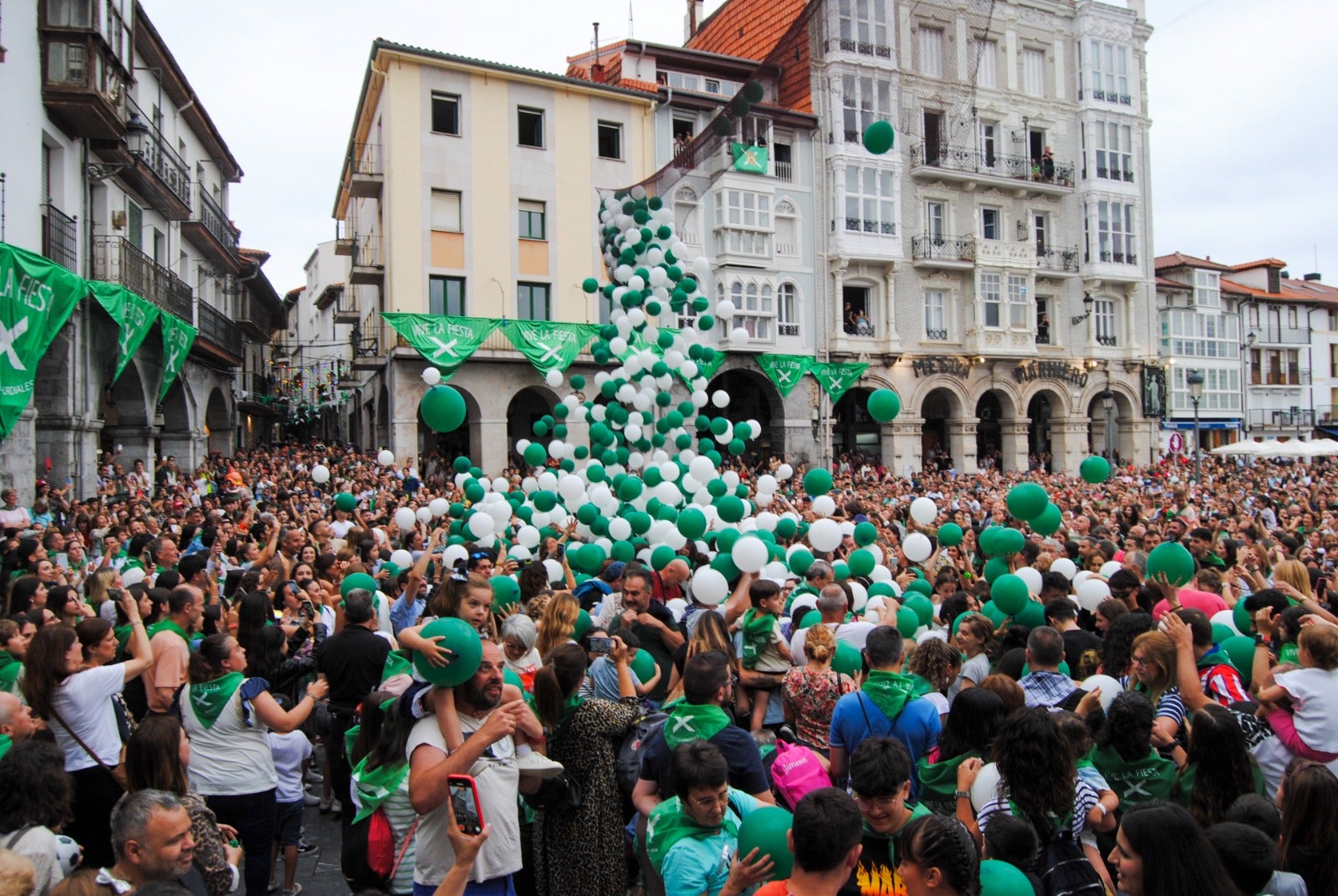 Una marea de globos verdes y blanco cayó del cielo a la multitud congregada en la plaza.