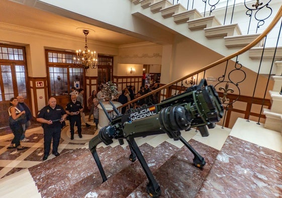 Un agente maneja el perro robot por el vestíbulo del Palacio de la Magdalena.