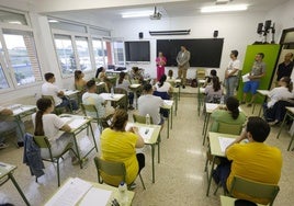 Los asipirantes antes de comenzar la primera parte del examen.