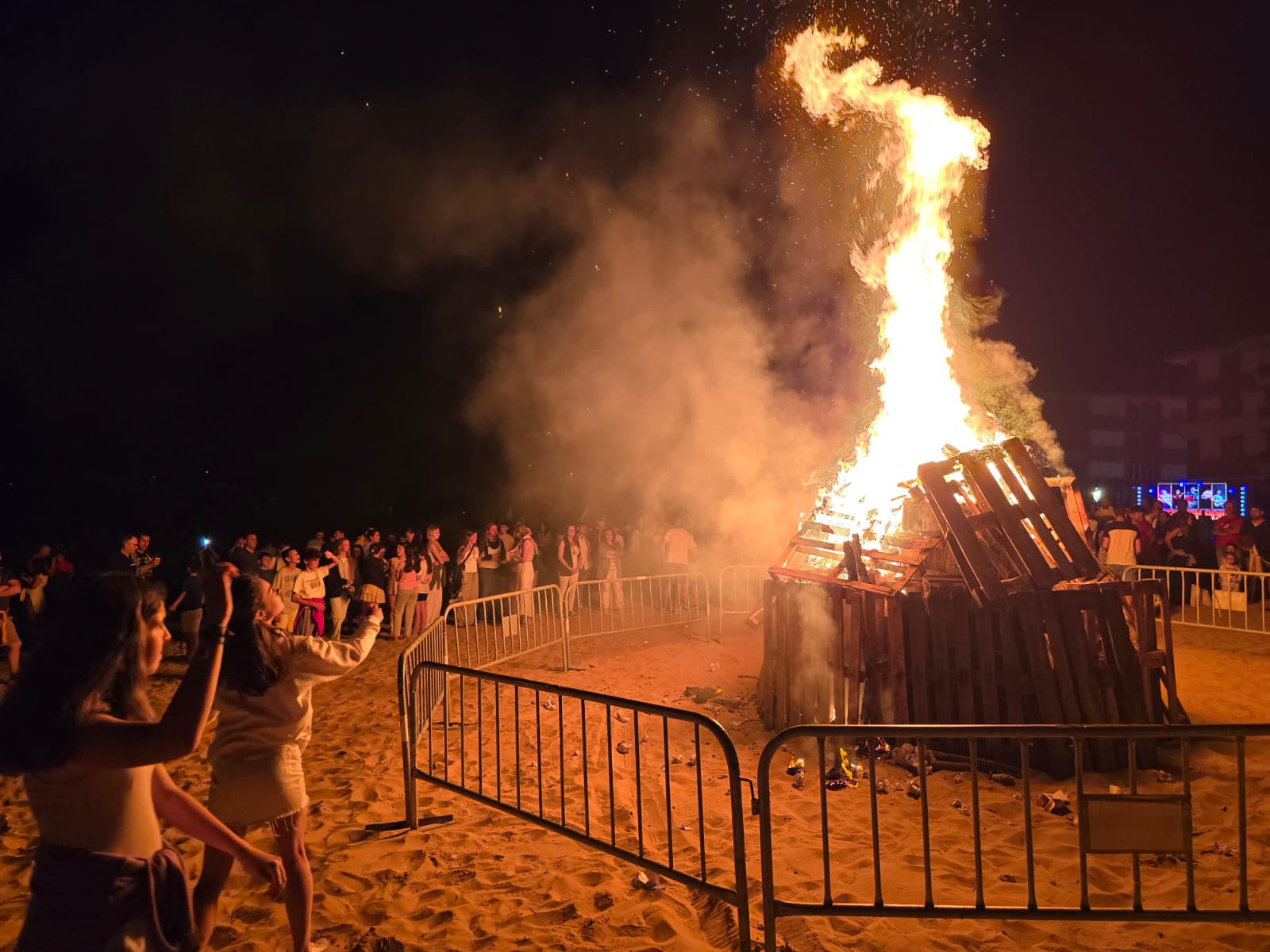 Hoguera de San Juan en la playa del Tostadero de San Vicente de la Barquera.