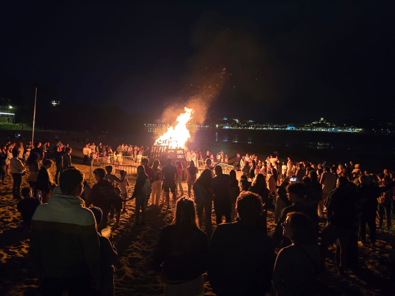 Numerosas personas acudieron a la playa del Tostadero de San Vicente de la barquera en donde se quemó una gran hoguera y disfrutaron del concierto del Grupo Pop.