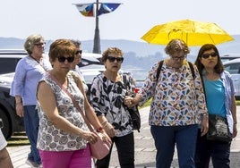 Un grupo de personas pasea hoy por la Magdalena.