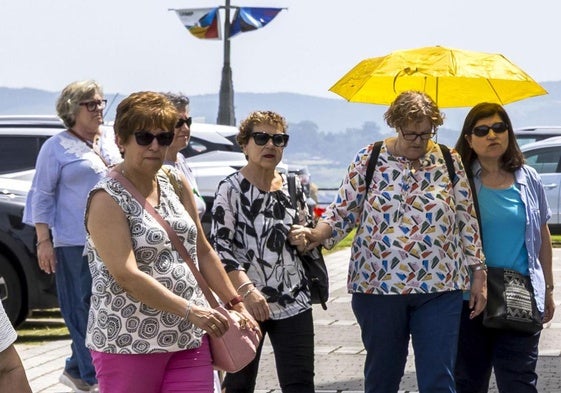 Un grupo de personas pasea hoy por la Magdalena