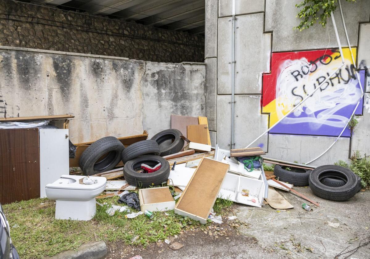 Una esquina del polígono de Candina en la que se ha formado un vertedero.