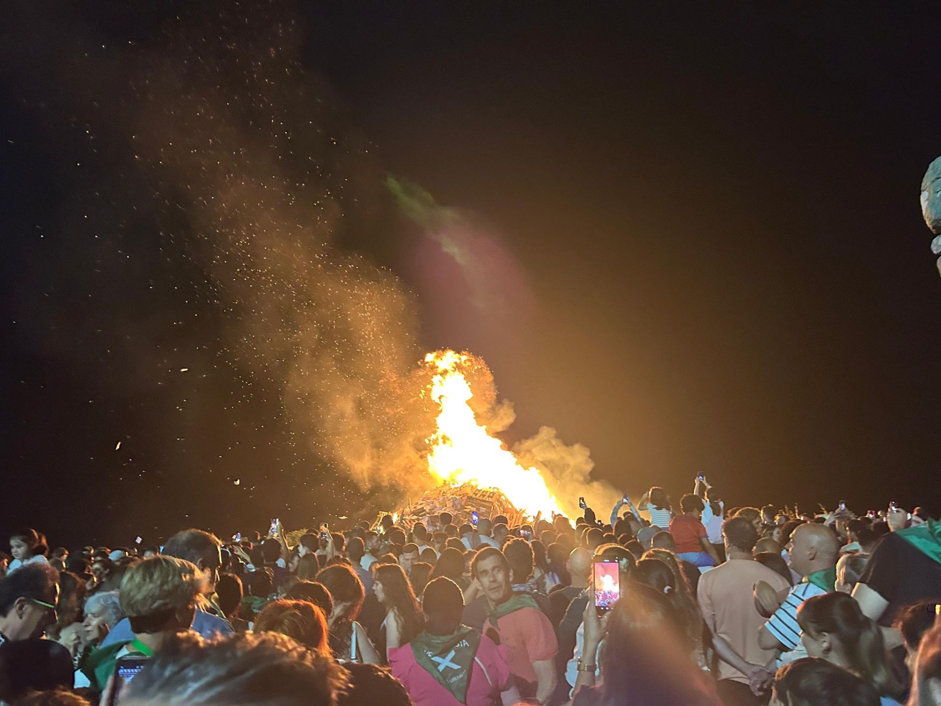 Hoguera en la Atalaya en Castro Urdiales, donde ya están inmersos en sus fiestas de Semana Grande.