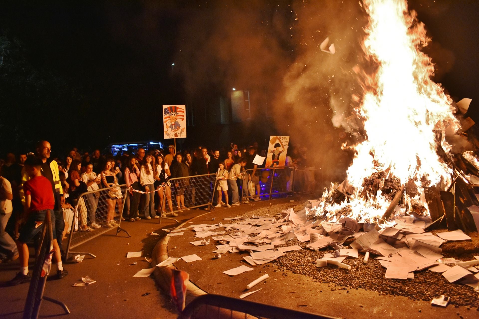 Estudiantes cumpliendo con la tradición de quemar los apuntes del curso recién terminado, en la hoguera de Los Corrales de Buelna.