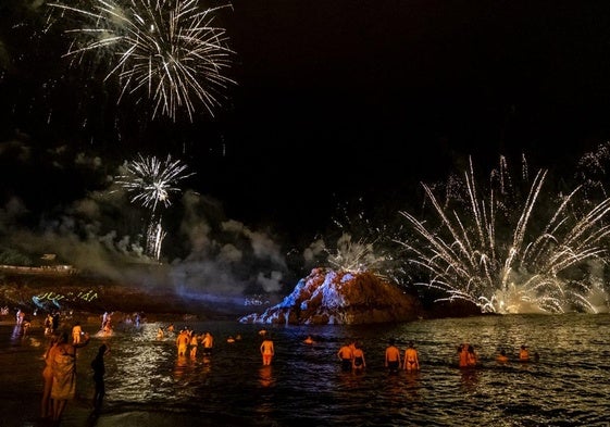 Gente bañándose en San Juan de la Canal durante los fuegos artificiales