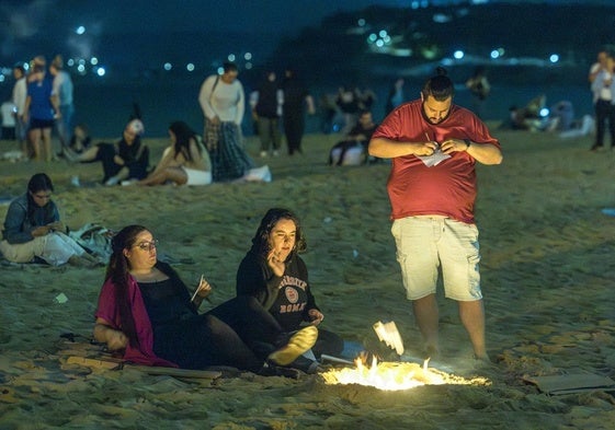 Quemando deseos en una fogata en la playa de El Sardinero.