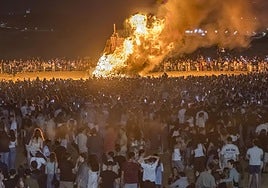 Hoguera, ayer, en la playa de El Sardinero.