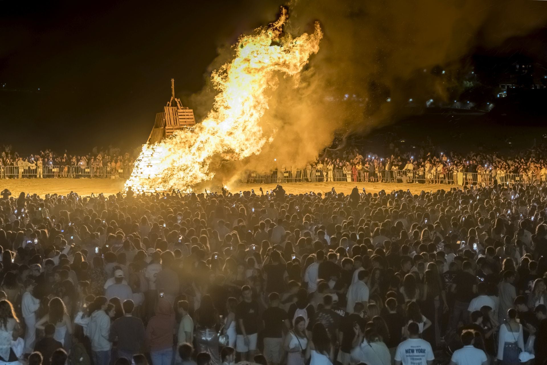 El público no dudo en inmortalizar una de las hogueras más espectaculares.