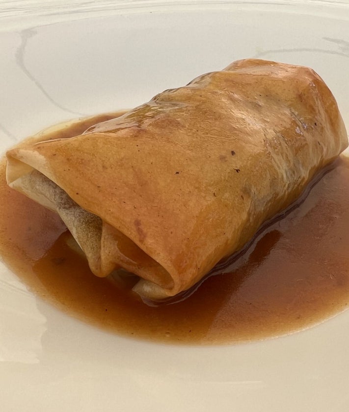 Imagen secundaria 2 - Salmorejo de foie e hígado plancha, gel de Martini blanco y palomitas; machote al vapor con agua de algas y jugo de carrilleras y gyoza rellena de langostino y rollito de primavera con lechazo en su jugo agridulce y aroma de trufa blanca.