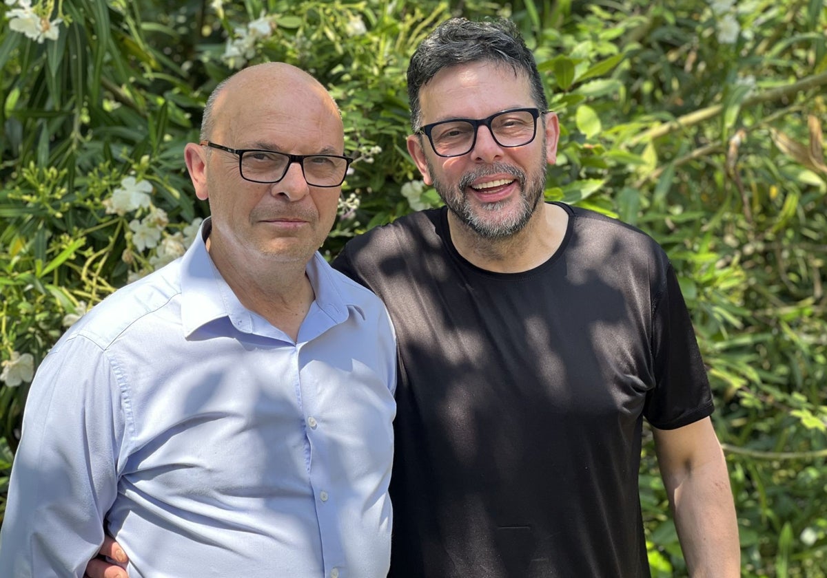 Vicente y Jesús Palacio, en el jardín del restaurante.