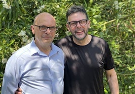 Vicente y Jesús Palacio, en el jardín del restaurante.