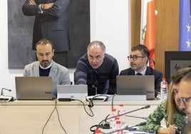 El alcalde junto a técnicos municipales durante el Pleno en el que se debatió el presupuesto.