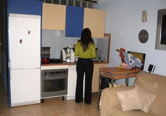 Una joven, en un piso de alquiler en Cantabria.