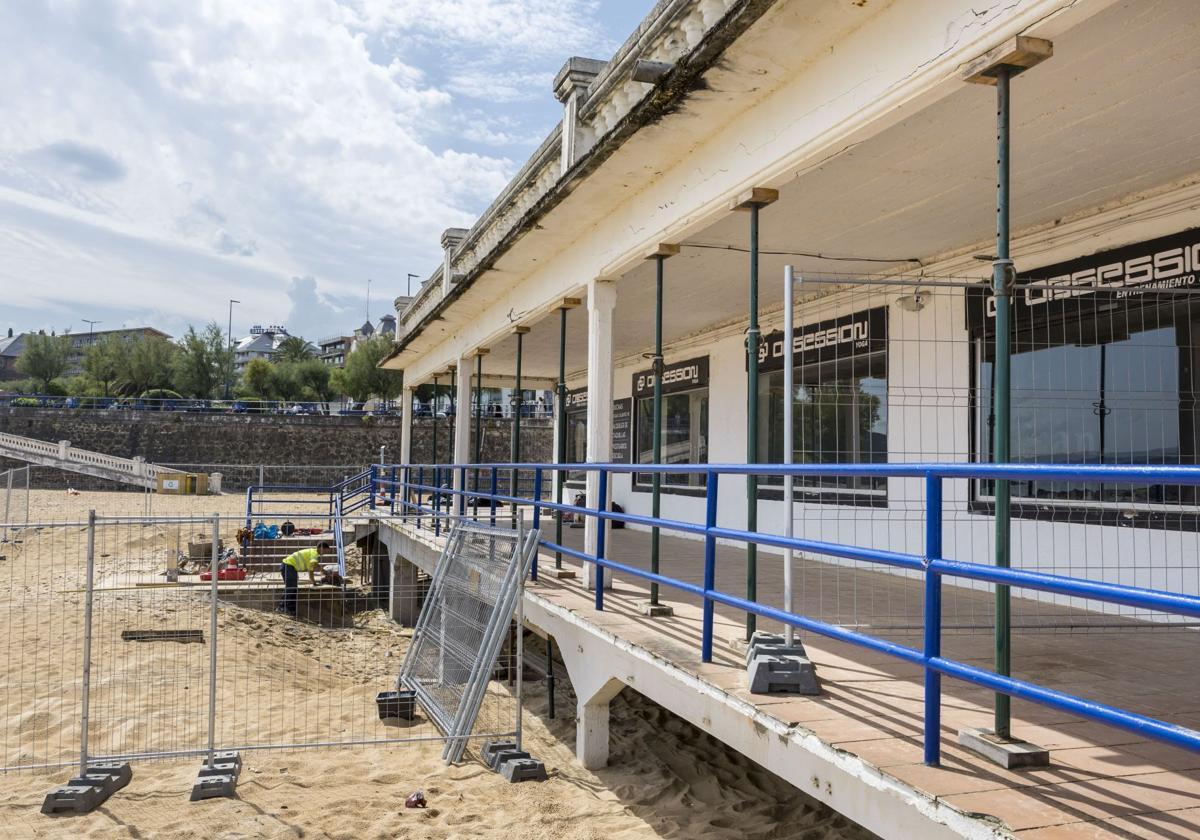 Los bajos del Rhin, en el entorno de la escuela de surf Obsession, están vallados y ya se están reforzando los pilares.