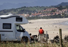 Una autocaravana frente a la playa de Gerra.