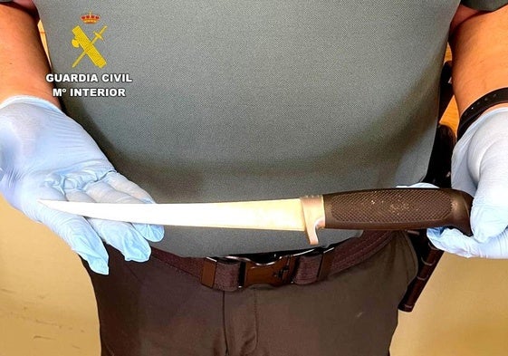 El cuchillo utilizado para el robo era un deshuesador de 18,5 centímetros.