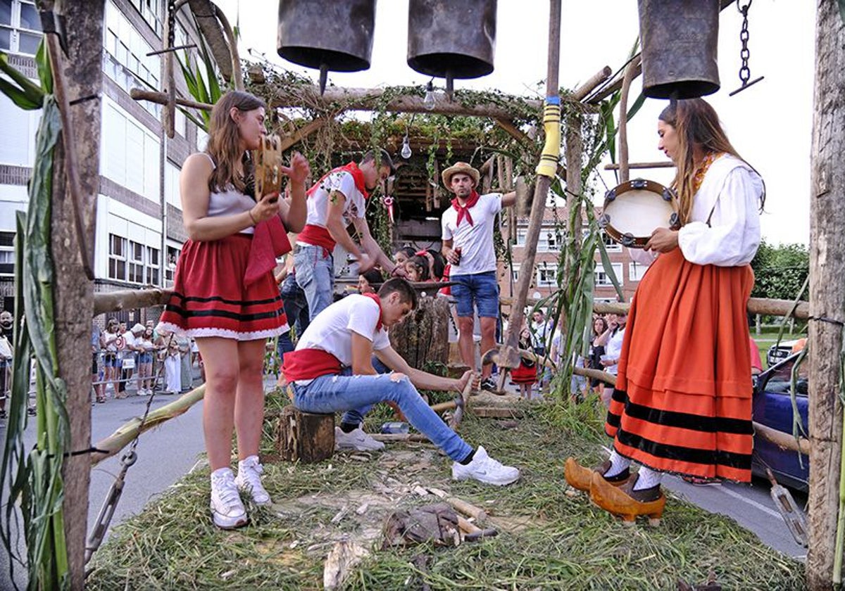 Una de las carrozas del Día de Cantabria.