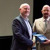 César Pascual entrega el premio al doctor Rafael Yuste.