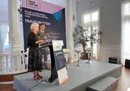 La directora del ICASST, Ana González Pescador, junto al presidente de CEOE-Cepyme, Enrique Conde, durante el acto de inauguración de la jornada.