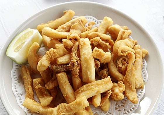 Plato de rabas, como popularmente se llaman en Cantabria a los calamares fritos.