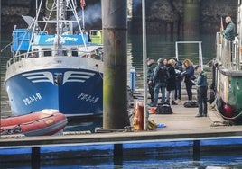 Agentes de la Guardia Civil practicando pesquisas tras al hundimiento del barco.