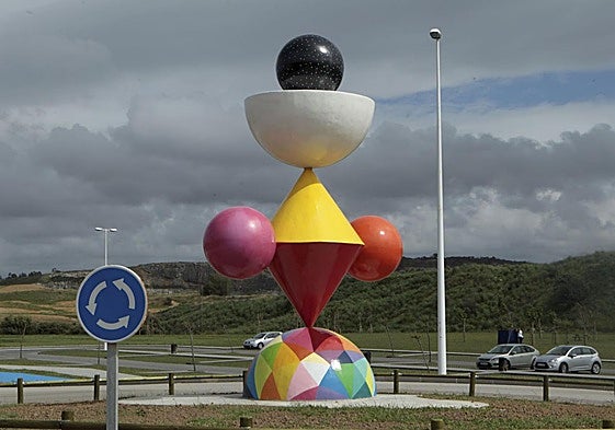 La figura de Okuda, cuando estaba colocada en la rotonda de Cuchía.